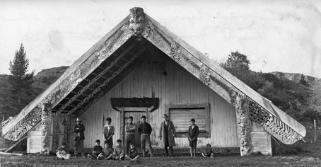 [Fig. 2] Wharenui Tāne Whirinaki at Opeke marae, 1920.