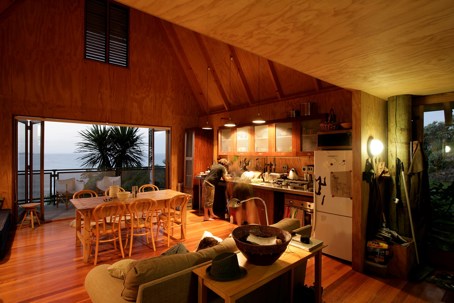 Davis Fale, interior