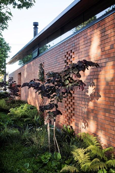 Garden edge to street